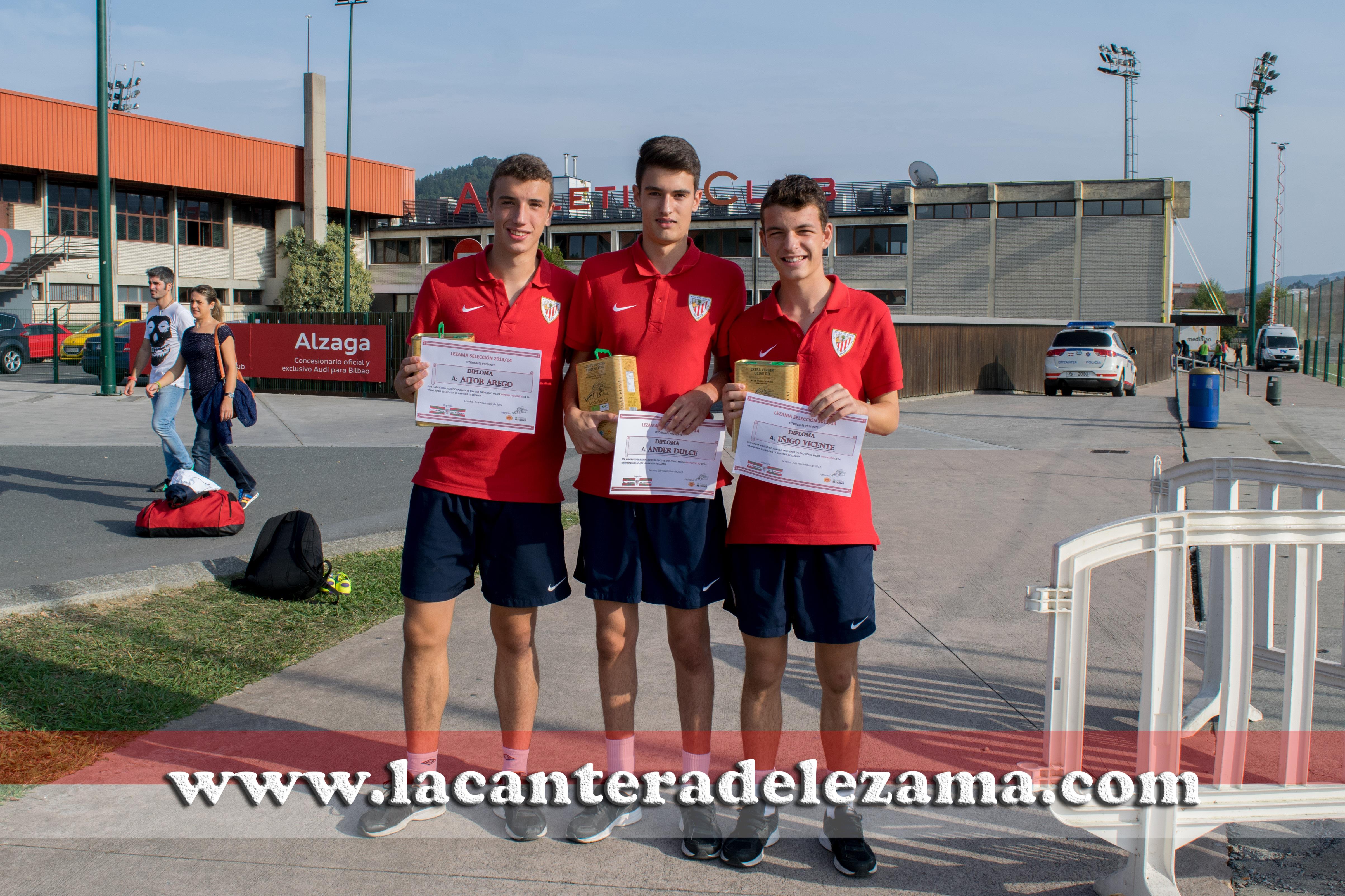 Ander Dulce junto con Arego e Iñigo Vicente con el diploma del once de La cantera de Lezama 2013/14 | Foto: Unai Zabaleta
