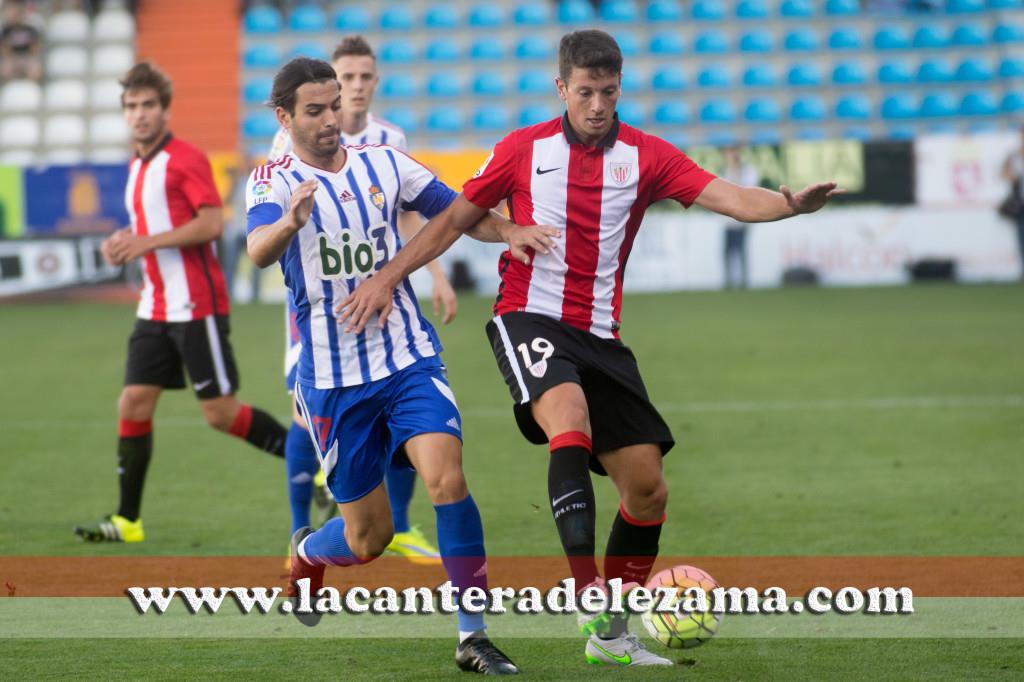 Mikel Vesga ante la Ponferradina | Foto: Unai Zabaleta