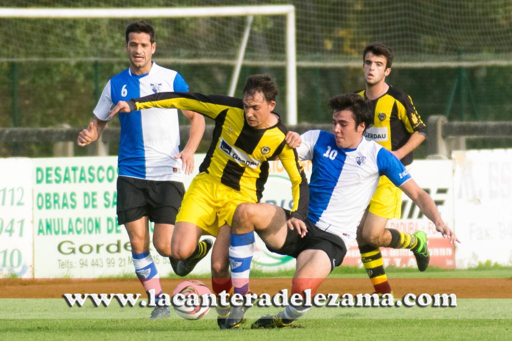 Mediavilla ante un jugador del Zalla en la ida | Foto: Unai Zabaleta