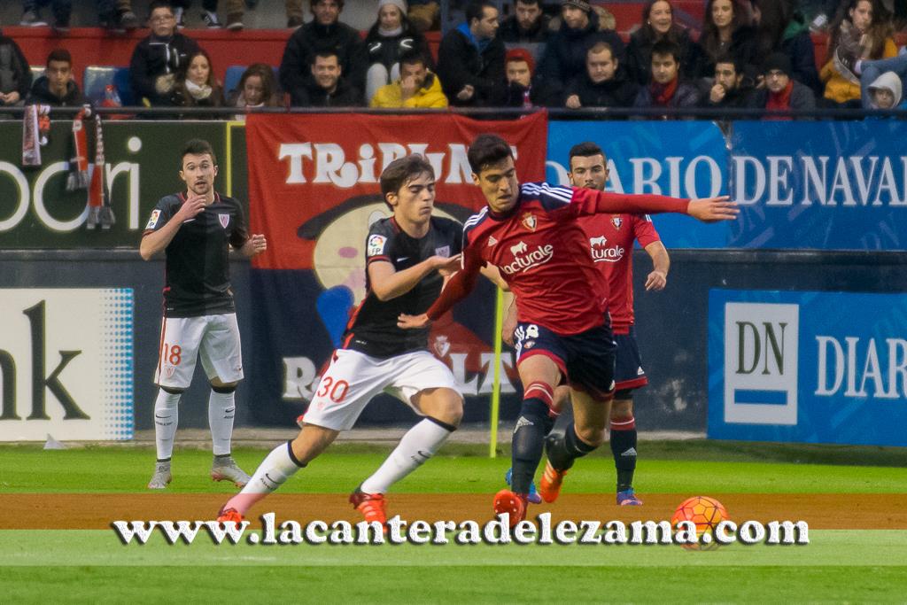 Iñigo Córdoba lucha por un balón con Mikel Merino en el partido de ida | Foto: Unai Zabaleta