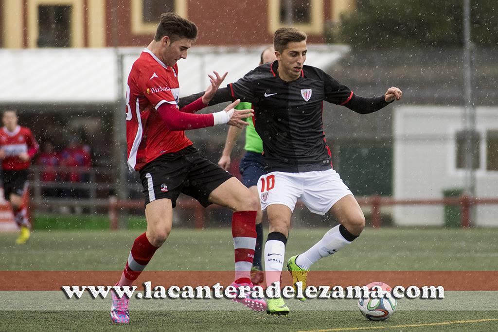 Antonio Salado y Alain Ribeiro en la disputa de un balón | Foto: Unai Zabaleta