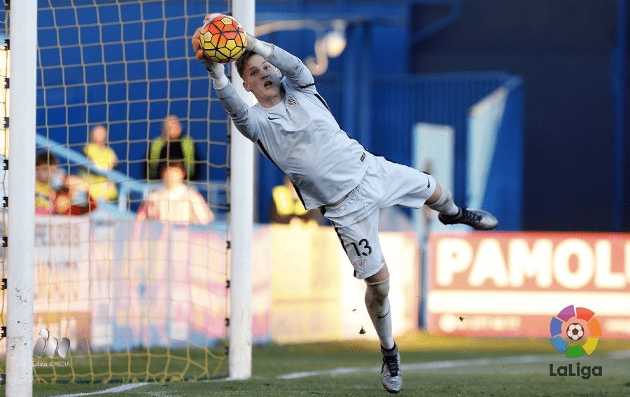 Remiro se luce en una estirada | Foto: laliga.es