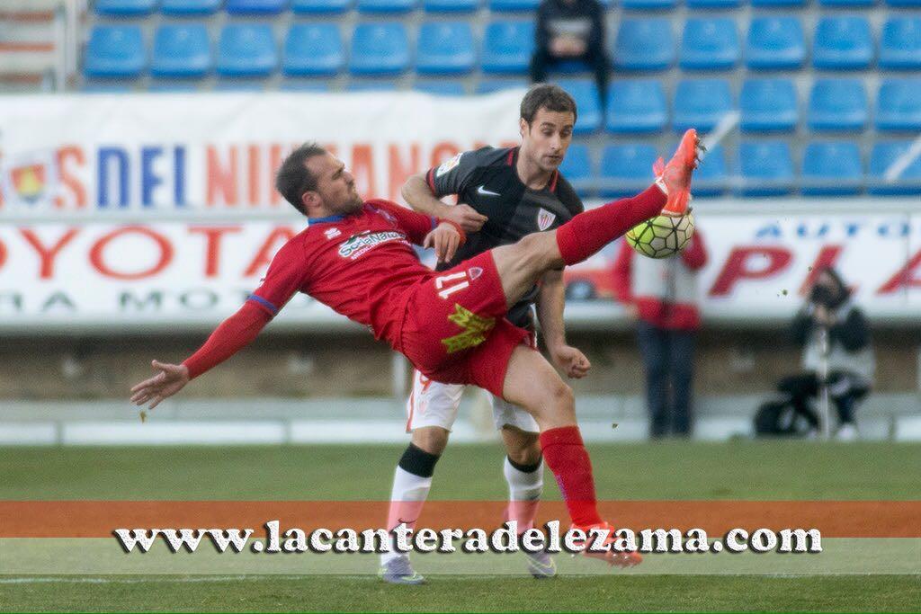 Santamaría disputa un balón con Unai Medina | Foto: Unai Zabaleta