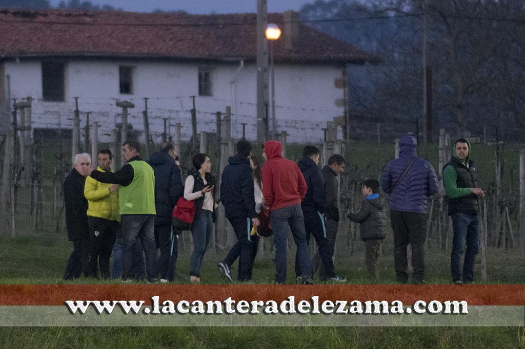 Uno de los empleados del club desaloja la parte superior | Foto: Unai Zabaleta