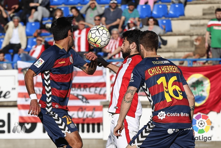 Villalibre lucha con los centrales | Foto: laliga.es