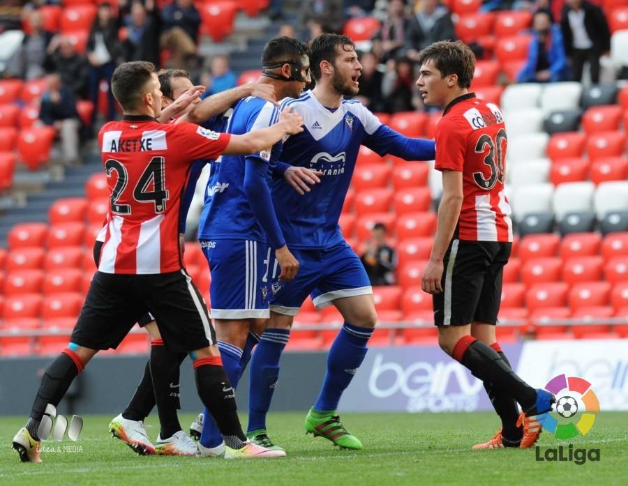 Iñigo Córdoba se encara con Gafoor tras el penalty| Foto: laliga.es