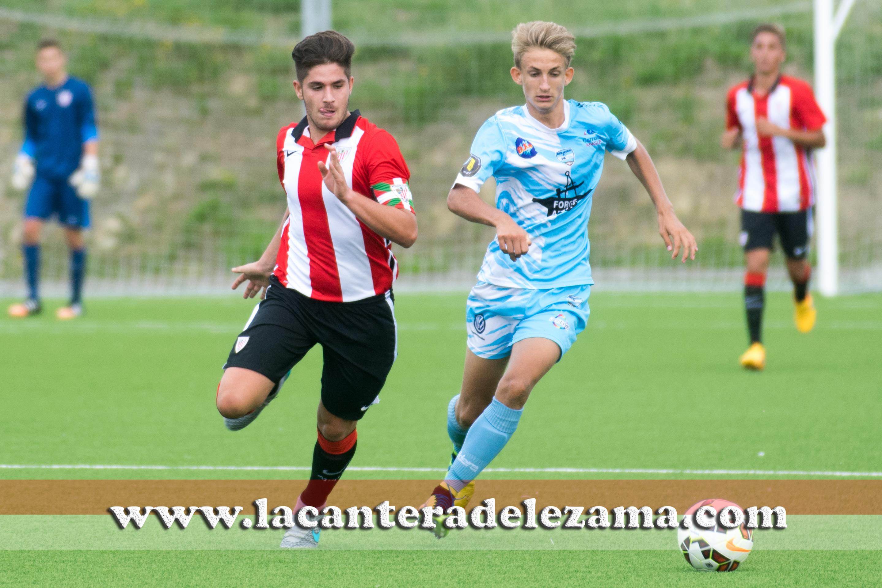 Paul Garicoitz pugna por un balón con Xabier Naveira en Lezama | Foto : Unai Zabaleta