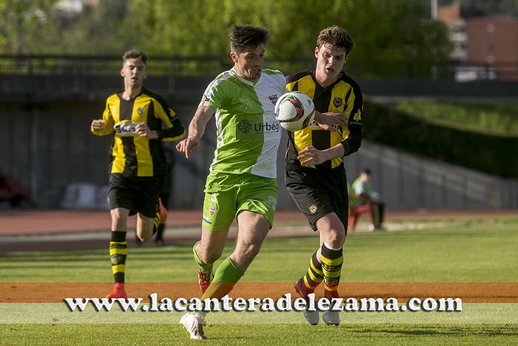 Xiker pugna un balón con Lanbarri | Foto: Unai Zabaleta