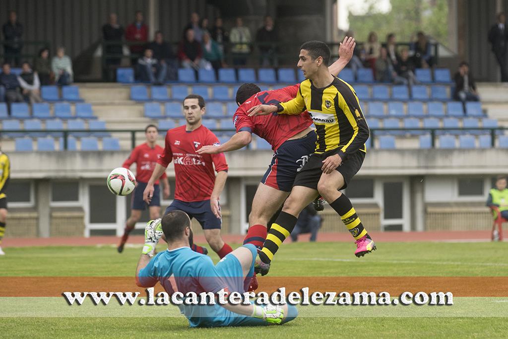 Dopi lucha ante Julen (5) y Urtzi (portero) del Aurrera