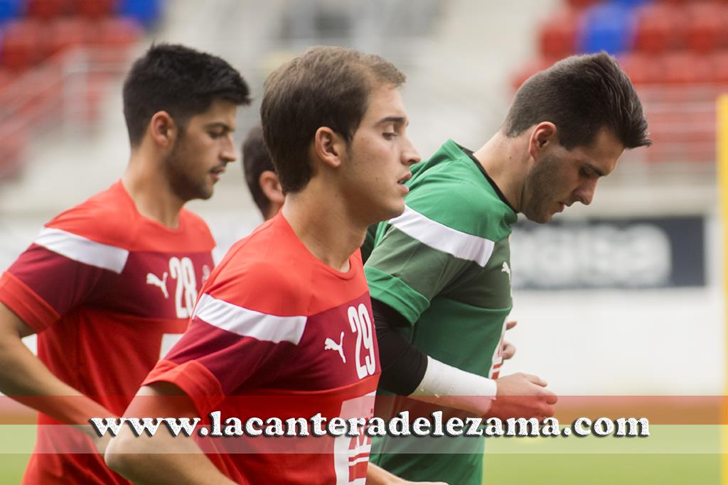 Asier Etxaburu (28), Markel Areitio (portero) e Iñigo Barrenetxea (28) durante el entrenamiento | Foto: Unai Zabaleta