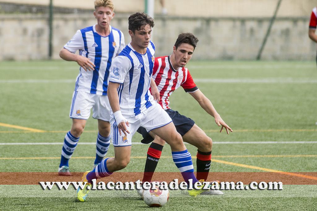 Xabi Garai ante un jugador de la Real | Foto: Unai Zabaleta