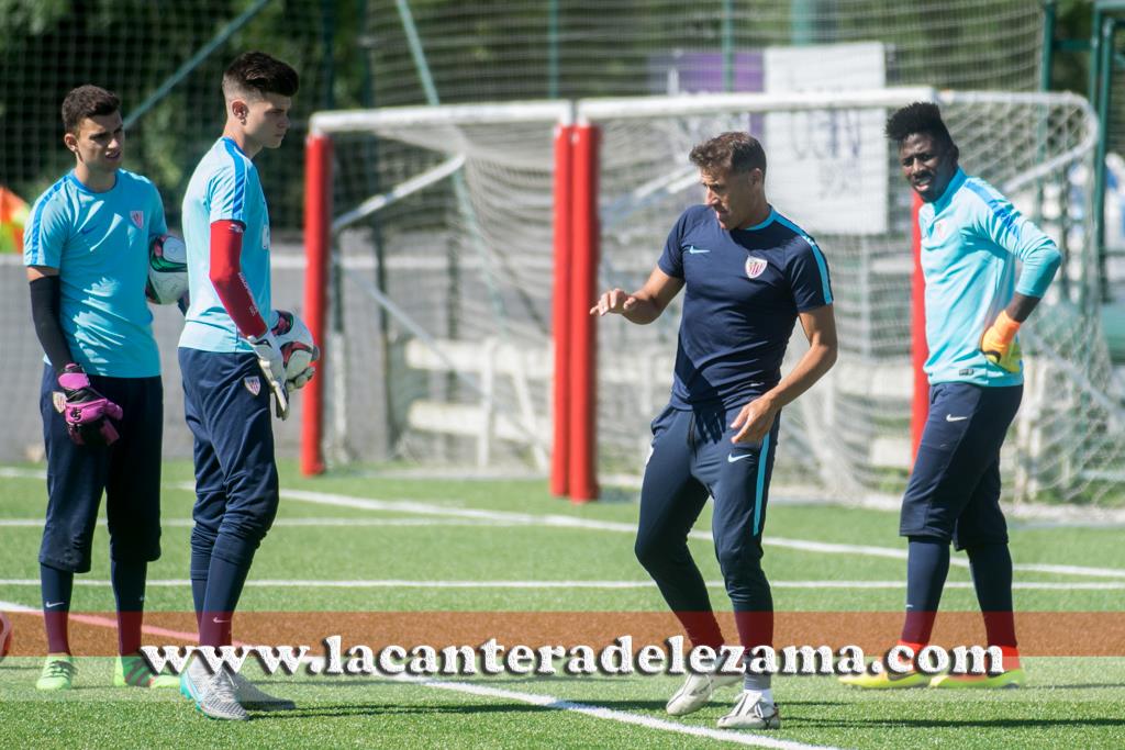 Armando trabajando con los porteros de categorías inferiores | Foto: Unai Zabaleta