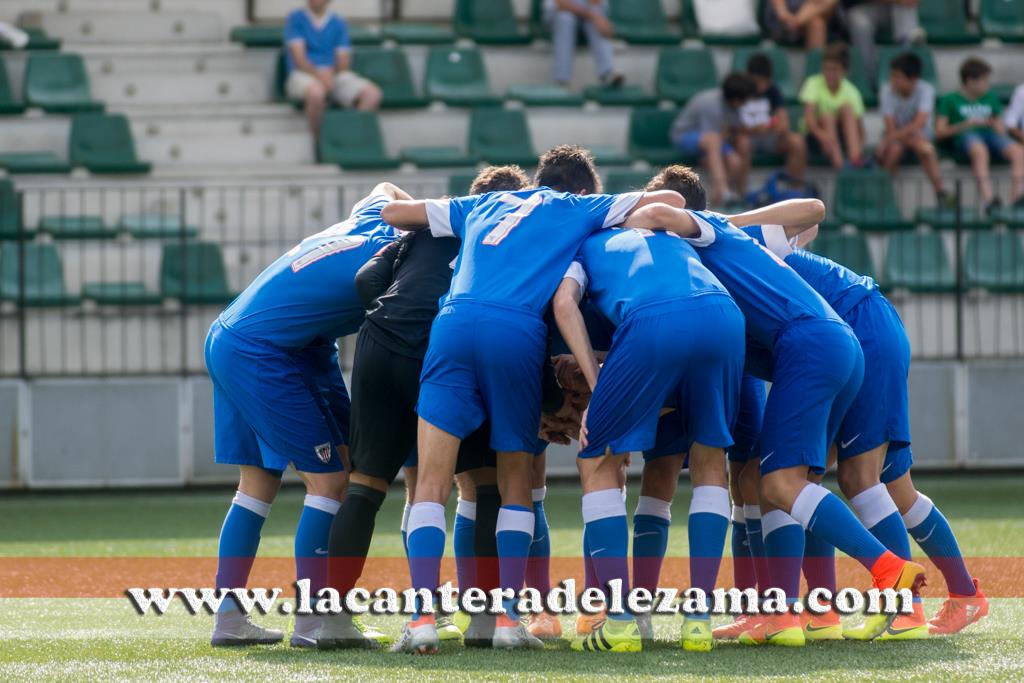 El equipo se arenga antes de empezar su primer partido de Liga en Gobela | Foto: Unai Zabaleta
