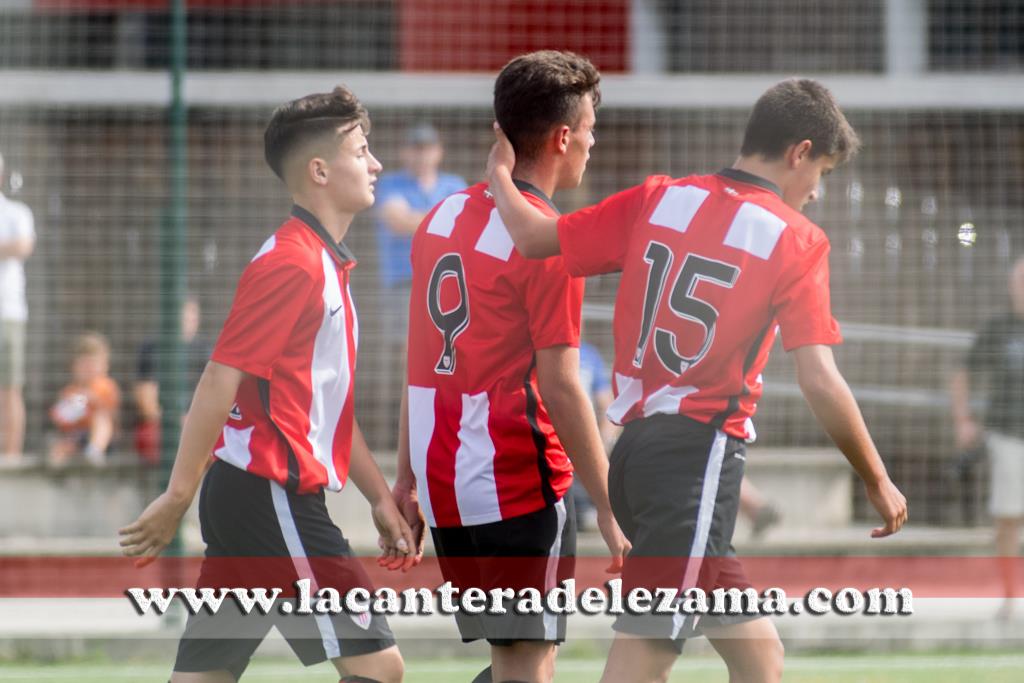 Rubén Azcona celebra un gol con sus compañeros | Foto: Unai Zabaleta