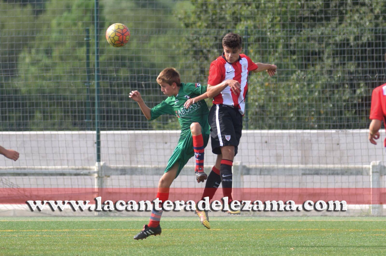 Urko Collado lucha un balón de cabeza | Foto: Unai Zabaleta