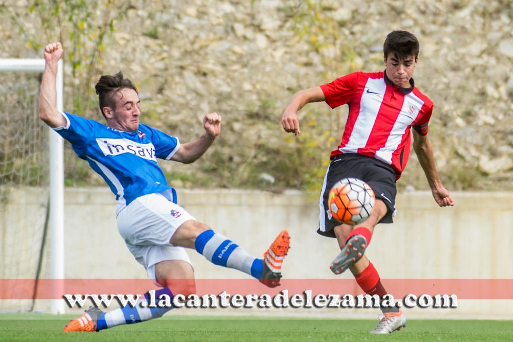 Jon Cabo centra ante el marcaje de un defensa del Danok Bat | Foto: Unai Zabaleta