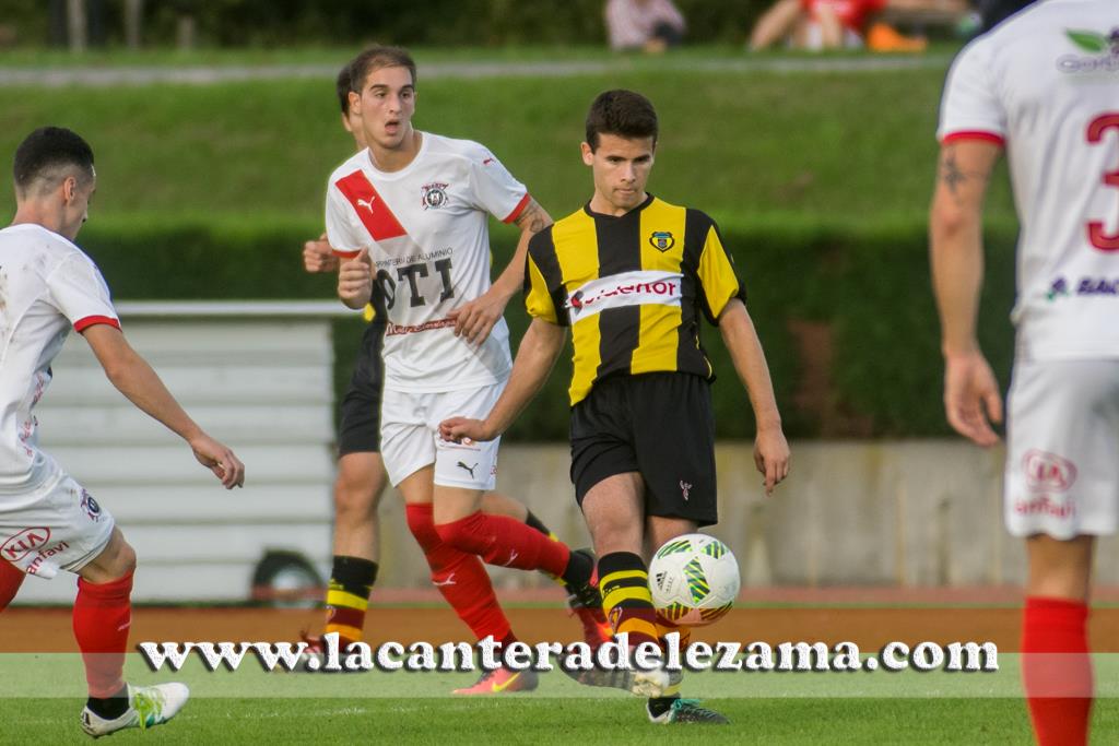 Gorka Garai ante Etxaburu en el último partido jugado | Foto: Unai zabaleta