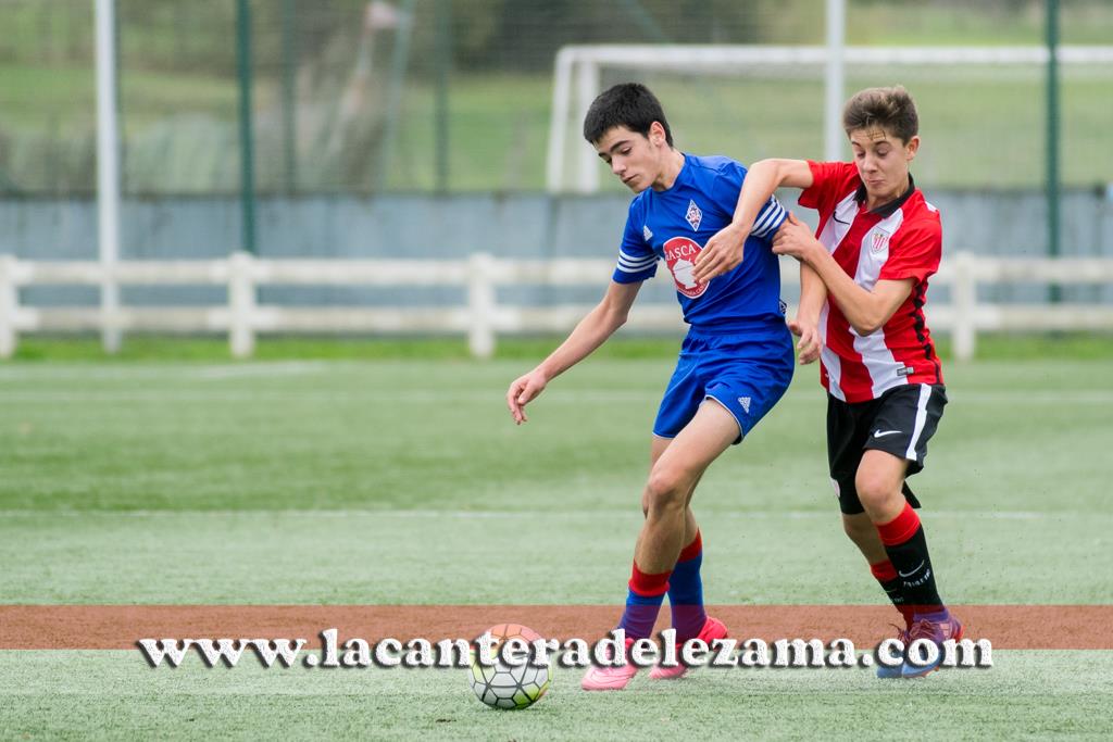 Koldo Ferrer pelea por un balón con un jugador del Amorebieta | Foto: Unai Zabaleta