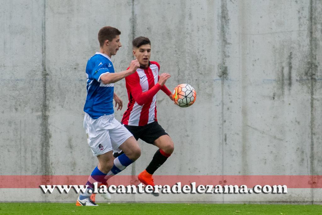 David Nates ante el Danok lucha por un balón con Matias Lizarazu la pasada temporada | Foto: Unai Zabaleta