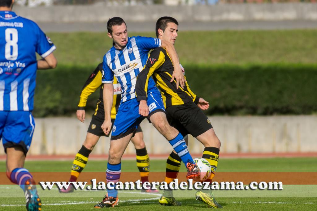 Iker Bilbao pelea por un balón ante un futbolista del Amurrio | Foto: Unai Zabaleta
