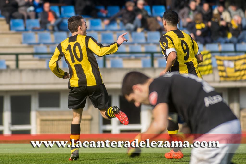 Iñigo Vicente celebra ante los lamentos del portero visitante | Foto: Unai Zabaleta