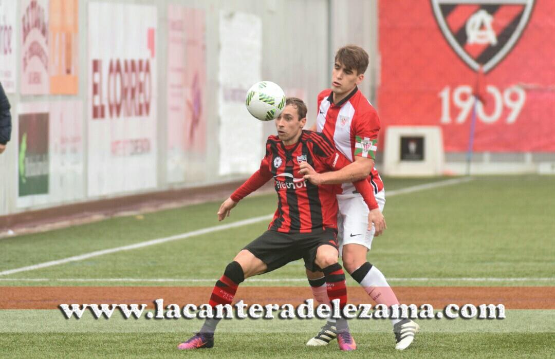 Undabarrena pelea un balón con Zabaleta | Foto: Unai Zabaleta