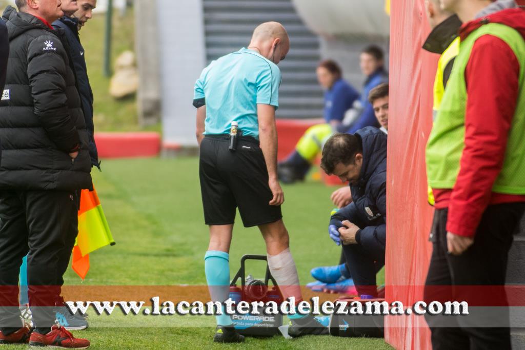 Momento en el que el colegiado es atendido | Foto: Unai Zabaleta