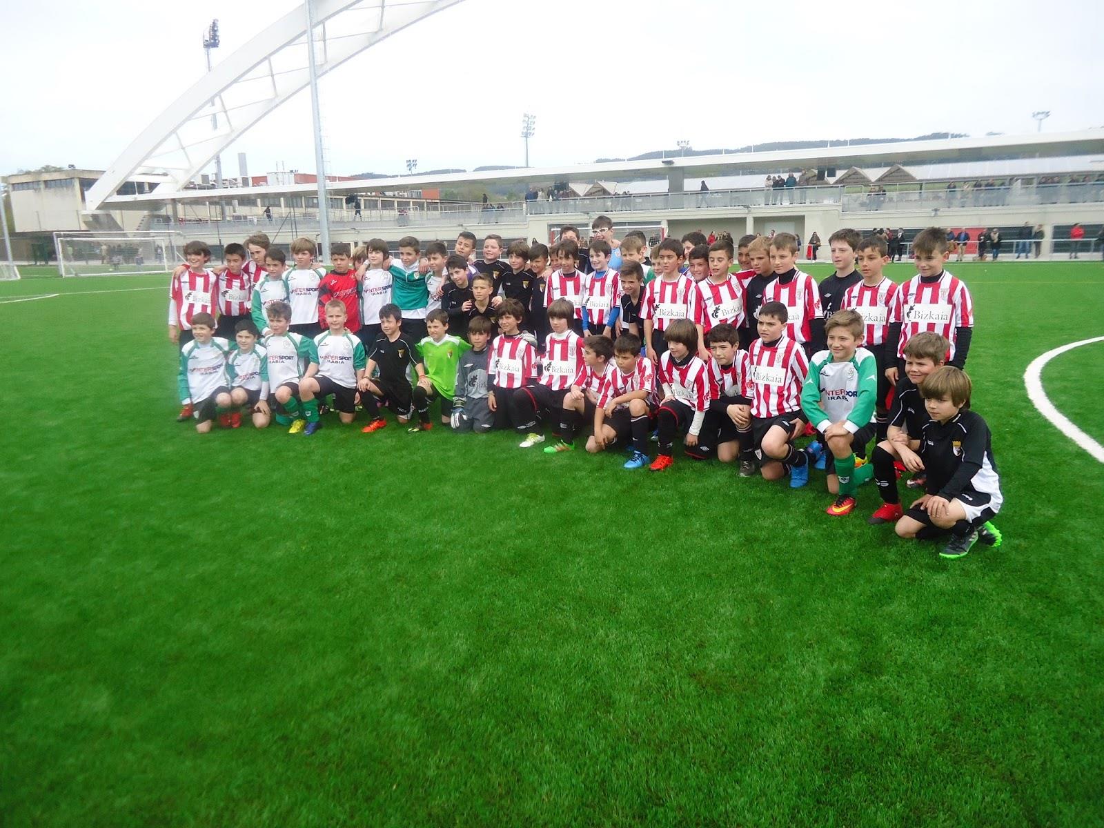 Foto de familia entre CD Oberena y la escuela de Oion | Foto: Blog de Ángel Inda