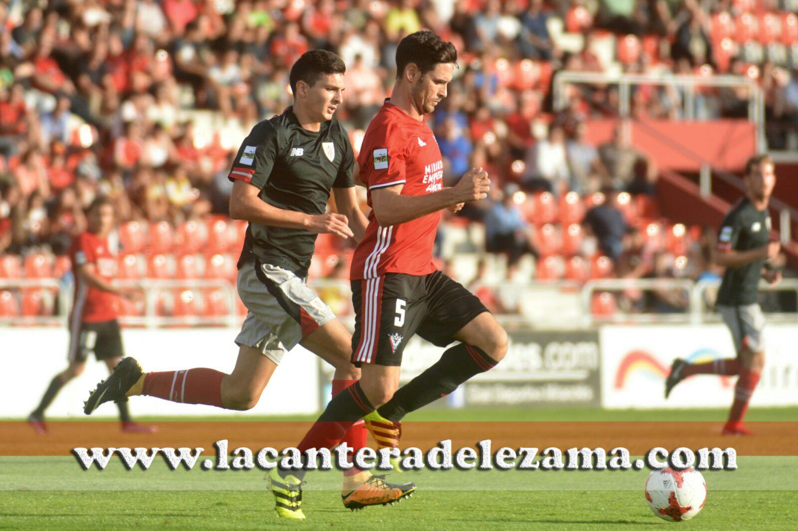 San Bartolomé pelea un balón con Melli | Foto: Unai Zabaleta 