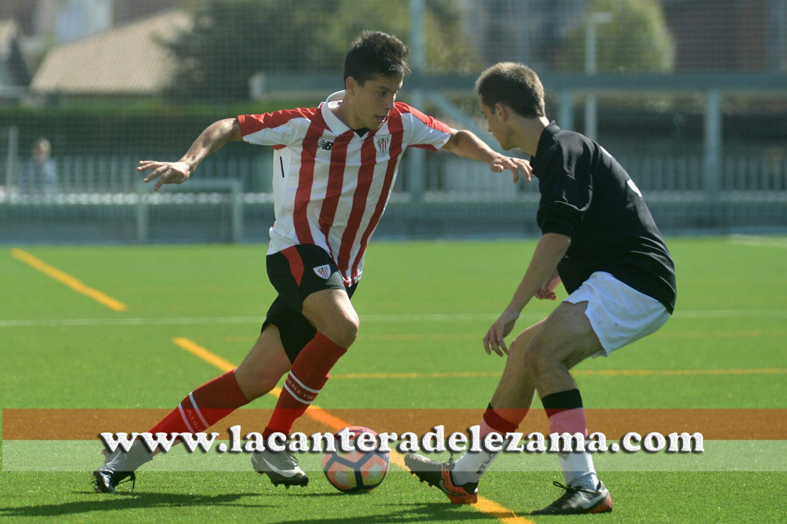 Ibarrondo encarando a un defensor del Zarautz | Foto: Unai Zabaleta 