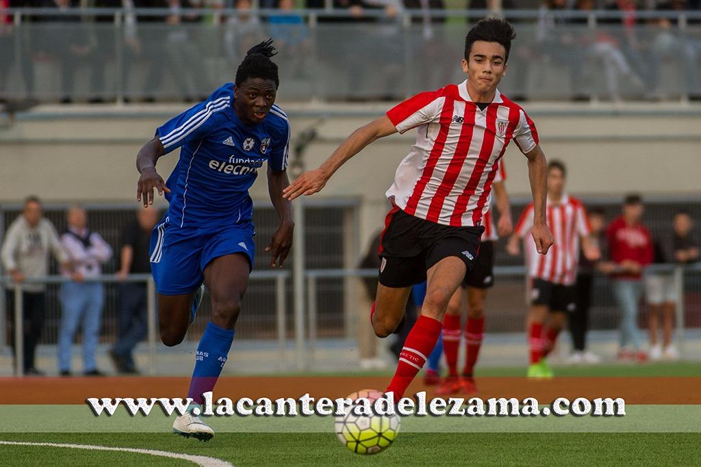 Loic pelea un balón con Asier Córdoba | Foto: Unai Zabaleta 