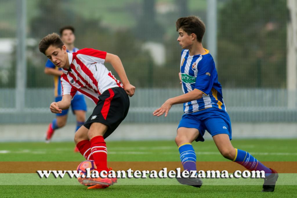 Koldo Ferrer protege un balón ante un jugador de la Cultu Durango | Foto: Unai Zabaleta 