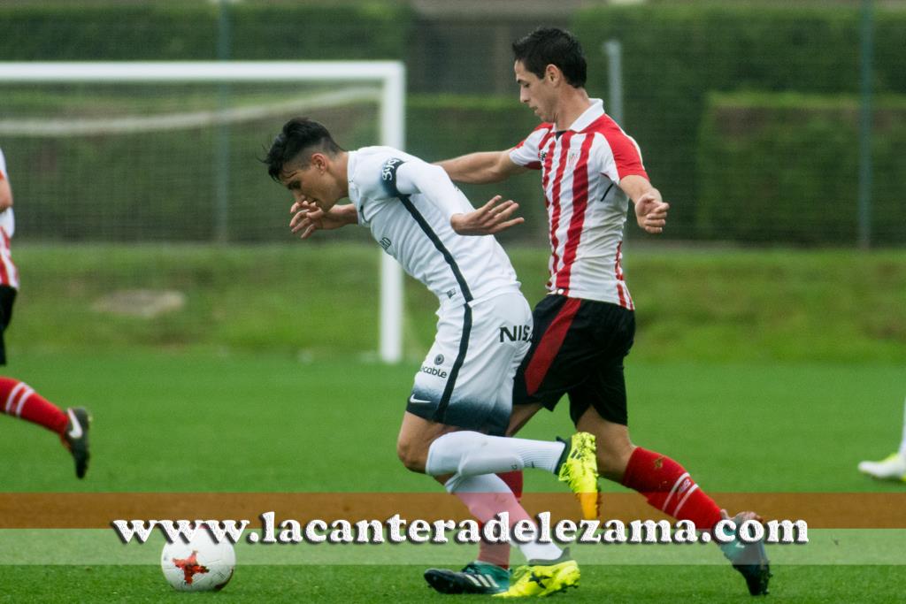 Asier Benito pelea un balón con Cristian Salvador | Foto: Unai Zabaleta