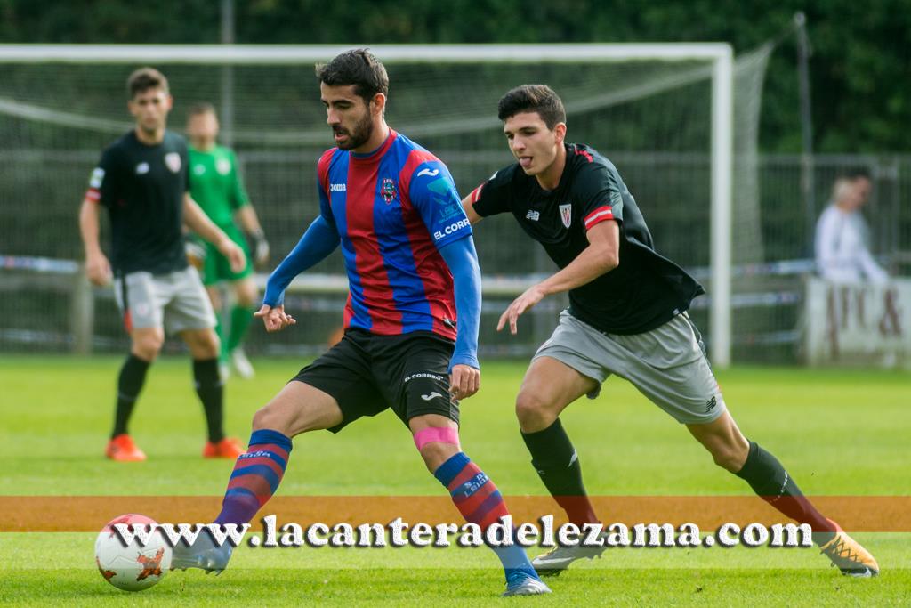 Eneko Undabarrena controla un balón ante San Bartolomé | Foto: Unai Zabaleta