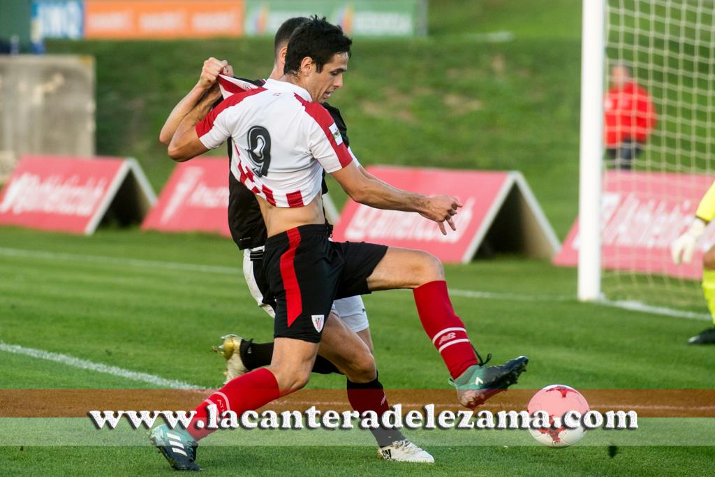 Asier Benito es agarrado por un defensor | Foto: Unai Zabaleta