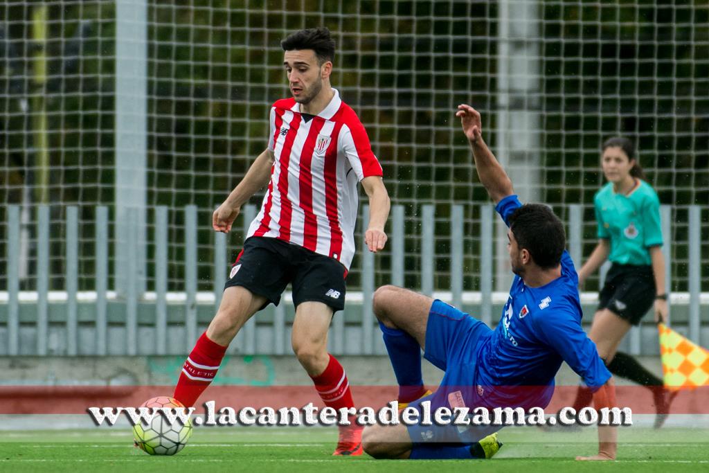 Mayordomo ante un jugador del Numancia | Foto: Unai Zabaleta 