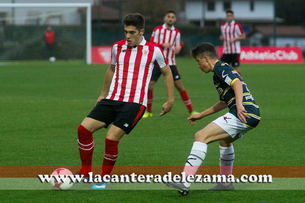 Gaizka Larrazabal ante un jugador del Caudal | Foto: Unai Zabaleta