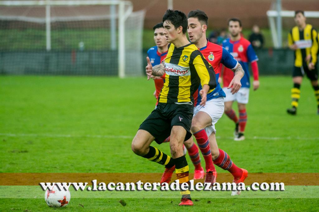 Larrayoz pugna por un balón con Víctor Monteiro | Foto: Unai Zabaleta