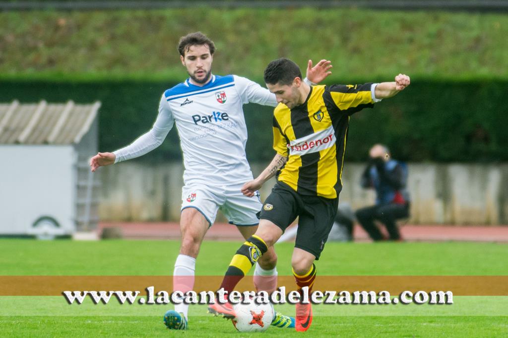 Iker Amorrortu debutante ante un jugador del Zamudio | Foto: Unai Zabaleta